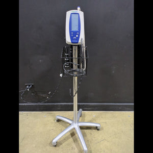 HILLROM WELCH ALLYN SPOT VITAL SIGNS LXI SPOT VITAL SIGNS MONITOR ON ROLLING STAND W/ BASKET, NIBP HOSE & CUFF